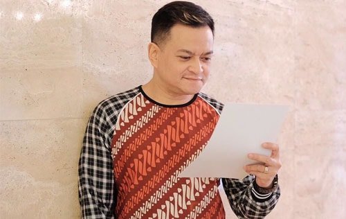 hedi-yunus-reading-paper-min hedi-yunus-reading-paper-min