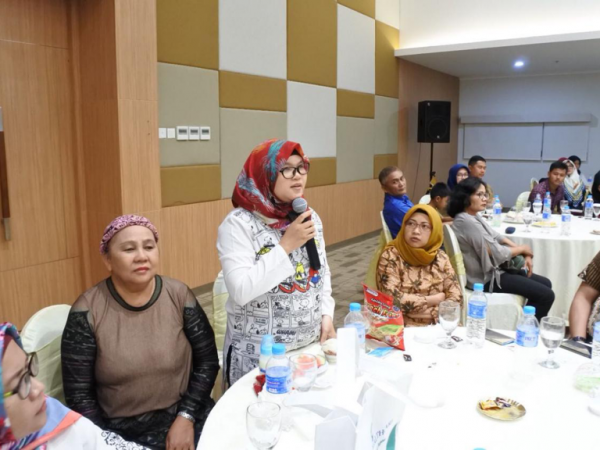 Peserta Health talk yang sedang memberikan pertanyaan
