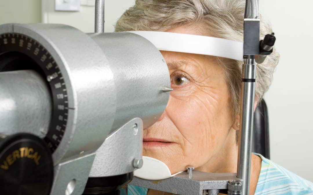 Degenerasi Makula Terkait Usia, Gejala hingga Pengobatan