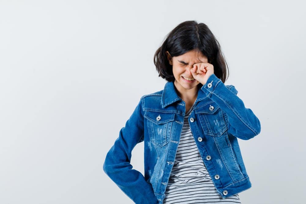 7 Penyebab Mata Anak Sering Berkedip, Salah Satunya Akibat Radiasi Gadget